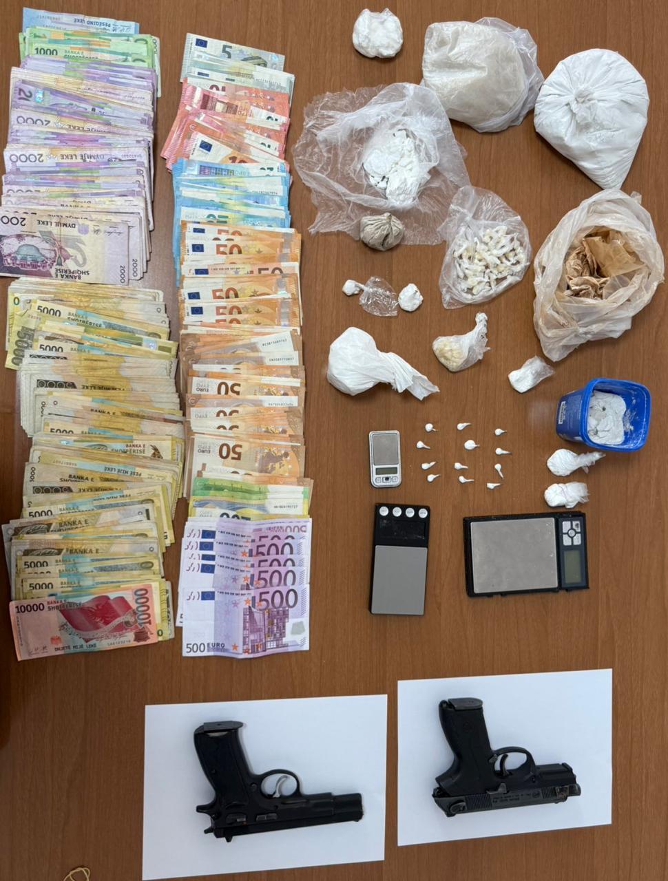 Shpërndanin heroinë e kokainë në lokalet e natës në ish-bllok, Prokuroria e Tiranës lëshon masa siguries për 33 persona, sekuestrohen drogë dhe shuma të konsiderueshme parash