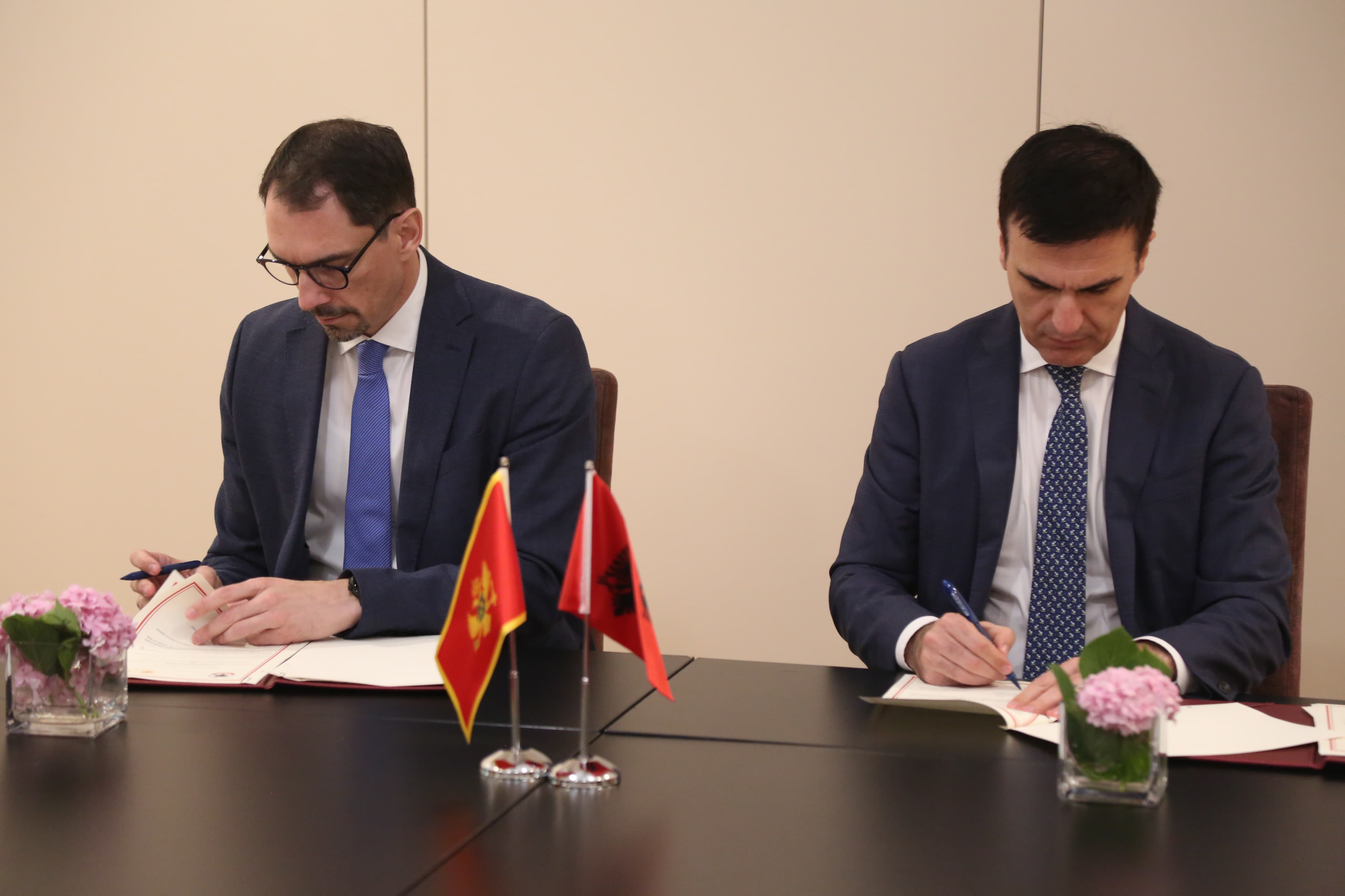 Prokurorët e Përgjithshëm të Shqipërisë dhe Malit të Zi nënshkruan ‘Memorandum Mirëkuptimi’ për forcimin e bashkëpunimit në adresimin e krimeve të rënda, trafiqeve të paligjshme dhe pastrimit të parave